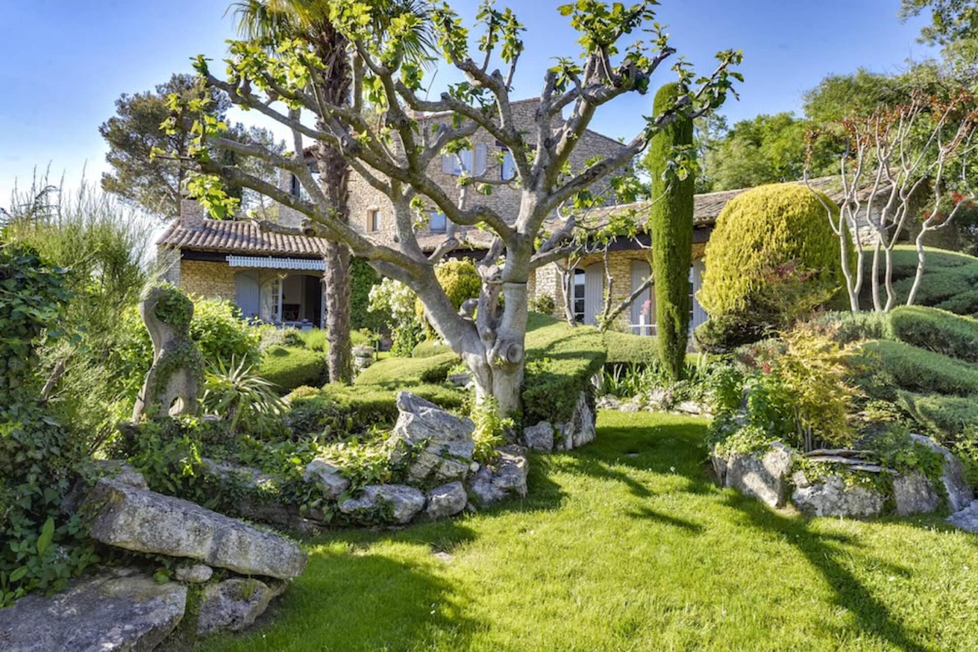 Location Mas de prestige Bleu avec jardin à Bonnieux | Mas Amor